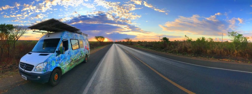 Unidade móvel na estrada