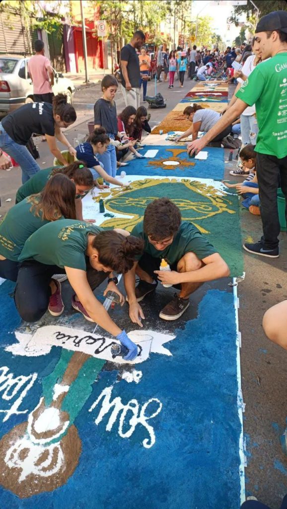 Olhar 67 - Católicos retomam a tradição dos tapetes de Corpus Christi após 2 anos de suspensão