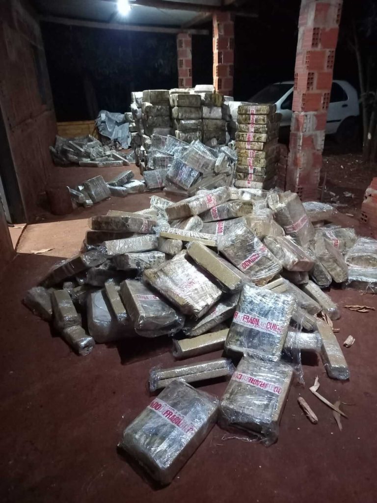 Olhar 67 - Polícia Militar apreendeu quase 500 fardos de maconha em um galpão no bairro Itamaracá na capital