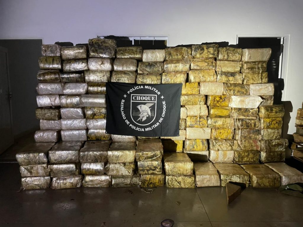 Olhar 67 - Polícia Militar apreendeu quase 500 fardos de maconha em um galpão no bairro Itamaracá na capital