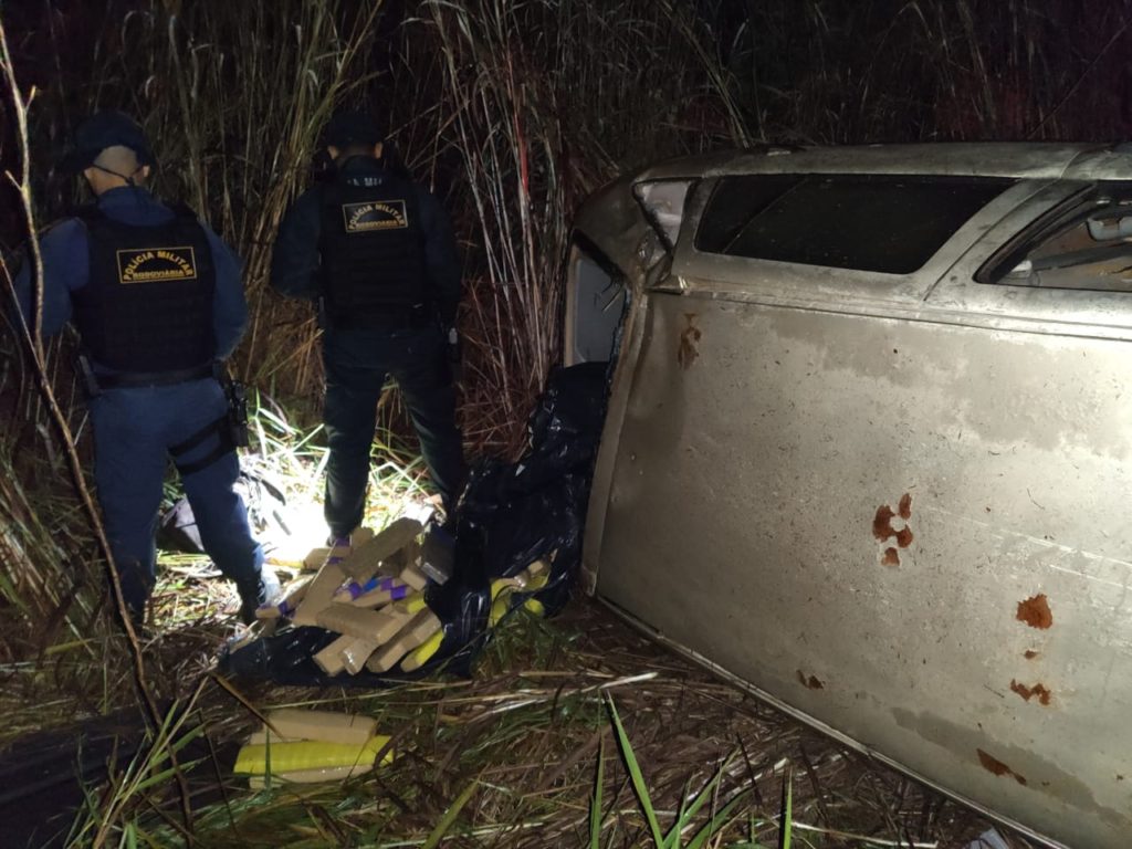 Olhar 67 - Traficante capota veículo com 125 kg de maconha