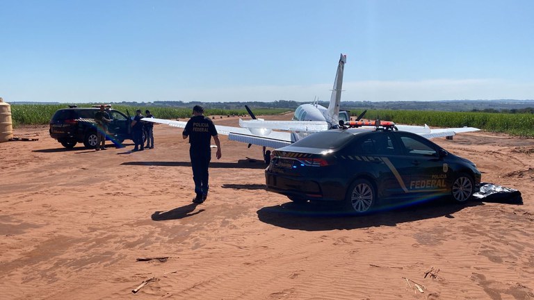 Olhar 67 - Avião com 500 kg de drogas é interceptado por caças da FAB