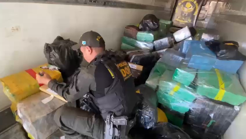 Olhar 67 - Caminhão frigorífico é apreendido com mais de 4,2 toneladas de maconha e 568 quilos de cocaína