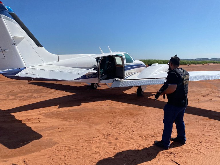 Olhar 67 - Avião com 500 kg de drogas é interceptado por caças da FAB