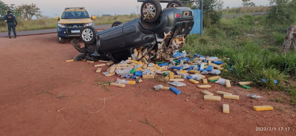 Olhar 67 - Traficante capota carro com mais de 500 kg de drogas