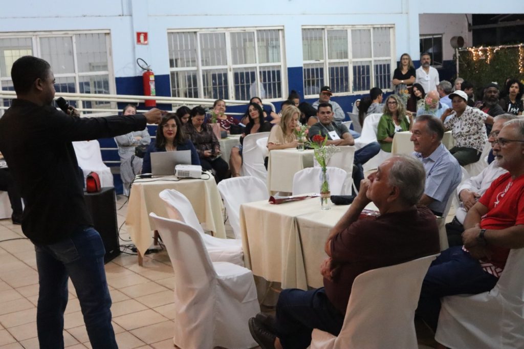 Olhar 67 - Ex-educandos da Casa Dom Bosco fazem homenagem ao Padre Carlos Rey Estremera