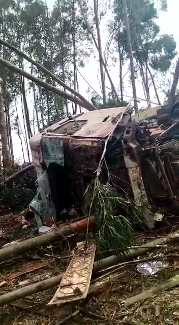 Olhar 67 - Motorista ficar preso nas ferragens em colisão de carreta com Caminhão