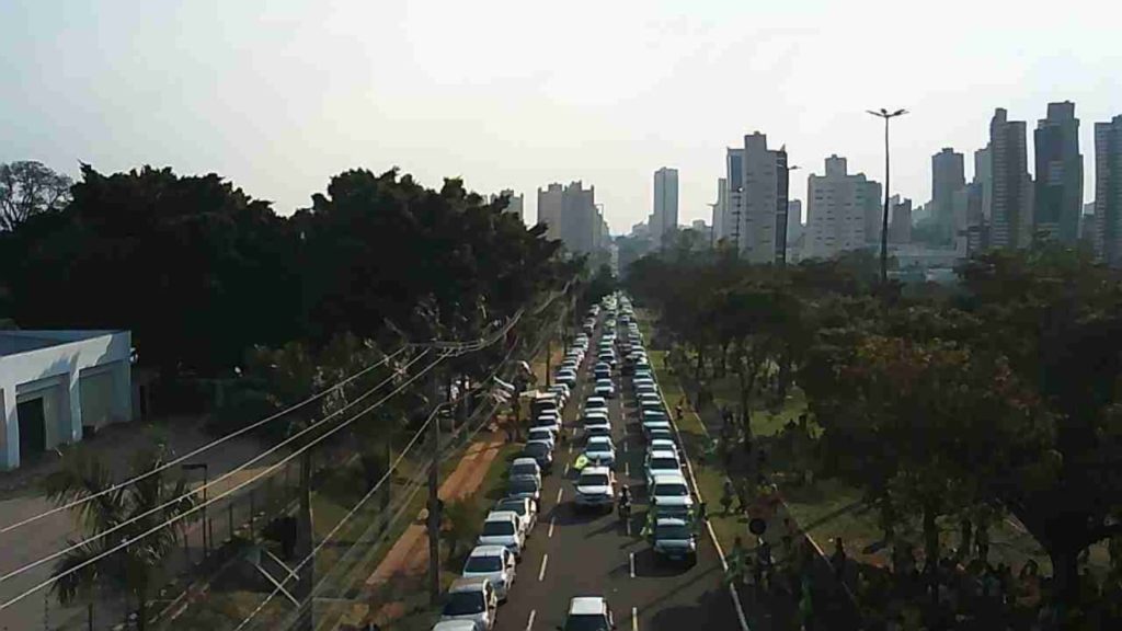 Olhar 67 - População sai às ruas para festa da Independência e apoio ao presidente da República