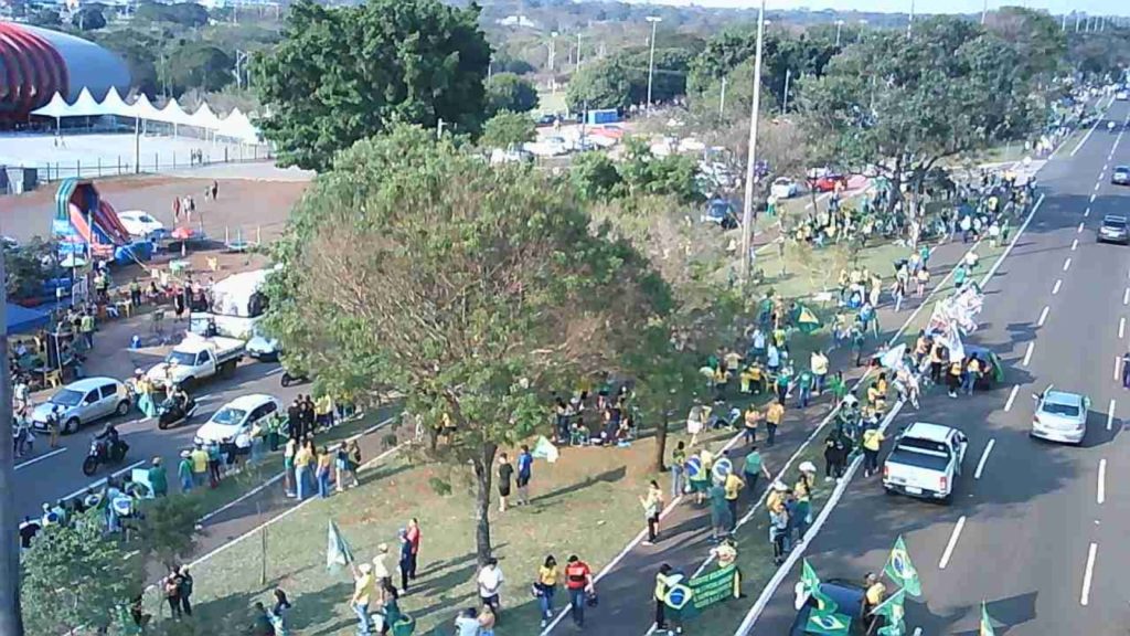 Olhar 67 - População sai às ruas para festa da Independência e apoio ao presidente da República