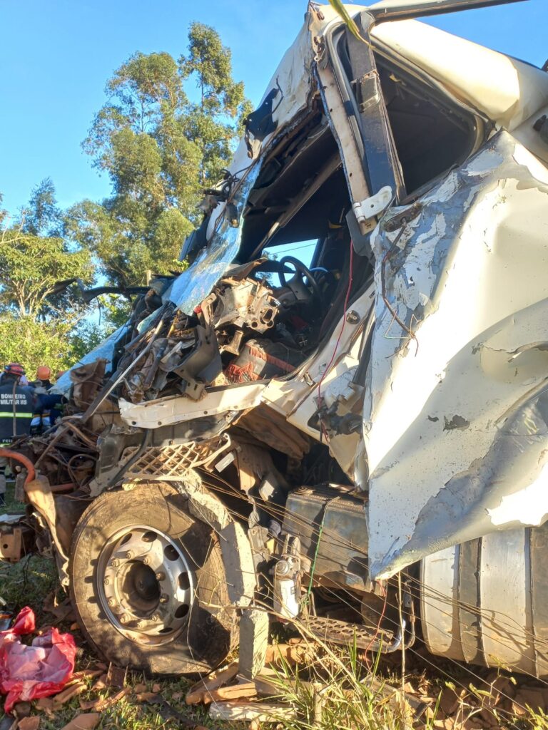 Olhar 67 - Motorista fica preso nas ferragens após grave acidente em Ponta Porã