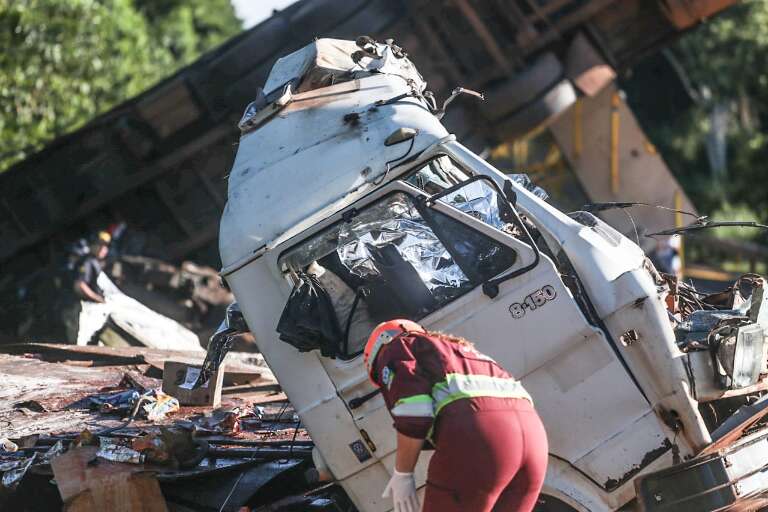 Olhar 67 - <strong>Casal morre em acidente envolvendo carro e carretas na BR 163</strong>