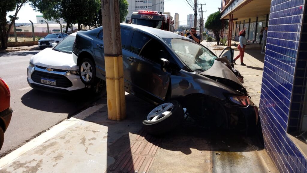 Olhar 67 - Motorista perde controle de veículo ao ser "fechado" no trânsito e bate em carro estacionado