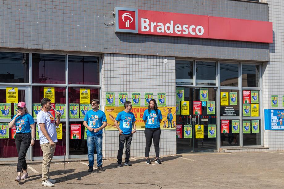 Olhar 67 - Em protesto, bancários distribuem cachorro-quente em frente à agência do Bradesco