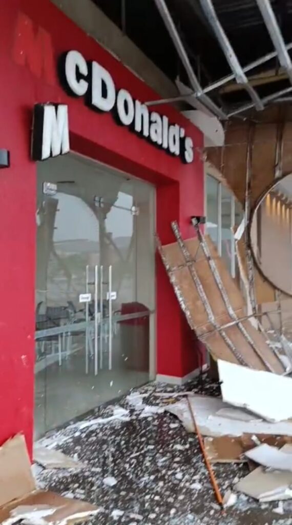 Olhar 67 - Tempestade derruba fachada de restaurante e causa danos em Pedro Juan Caballero