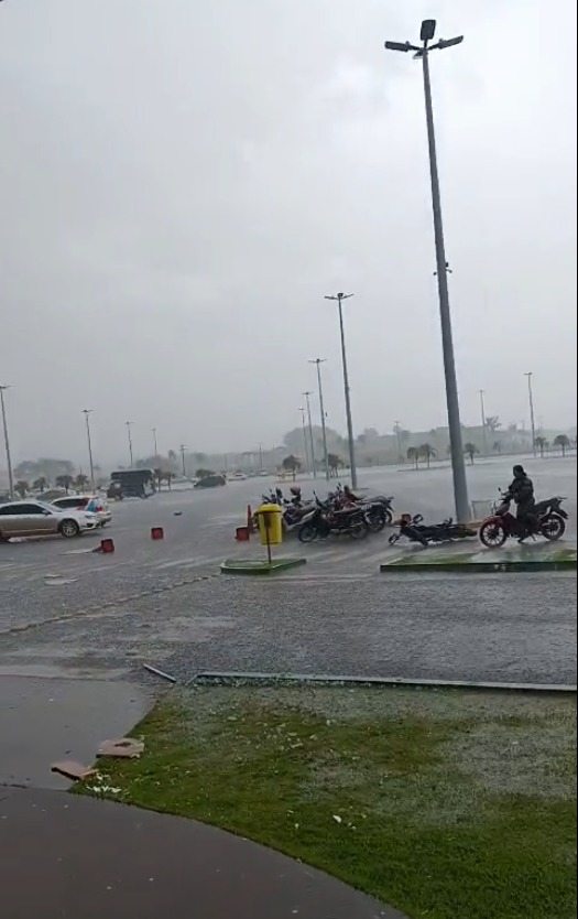 Olhar 67 - Tempestade derruba fachada de restaurante e causa danos em Pedro Juan Caballero